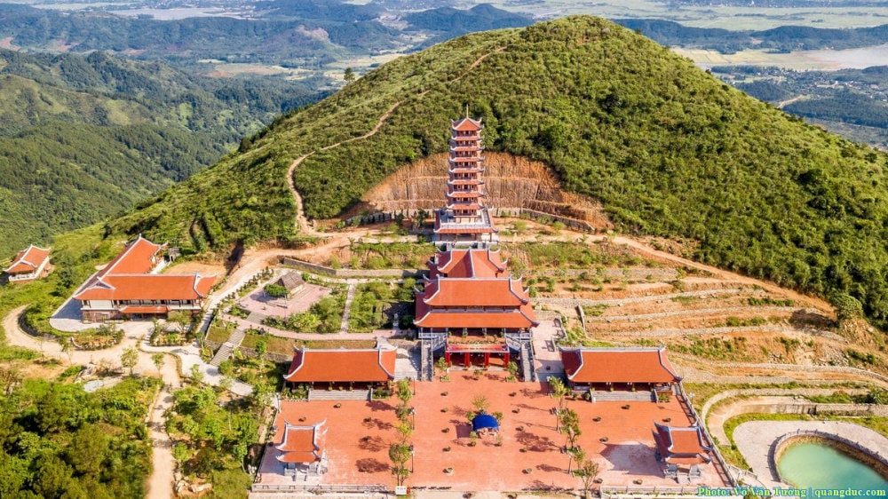 Chùa Đại Tuệ tọa lạc trên đỉnh động Thăng Thiên